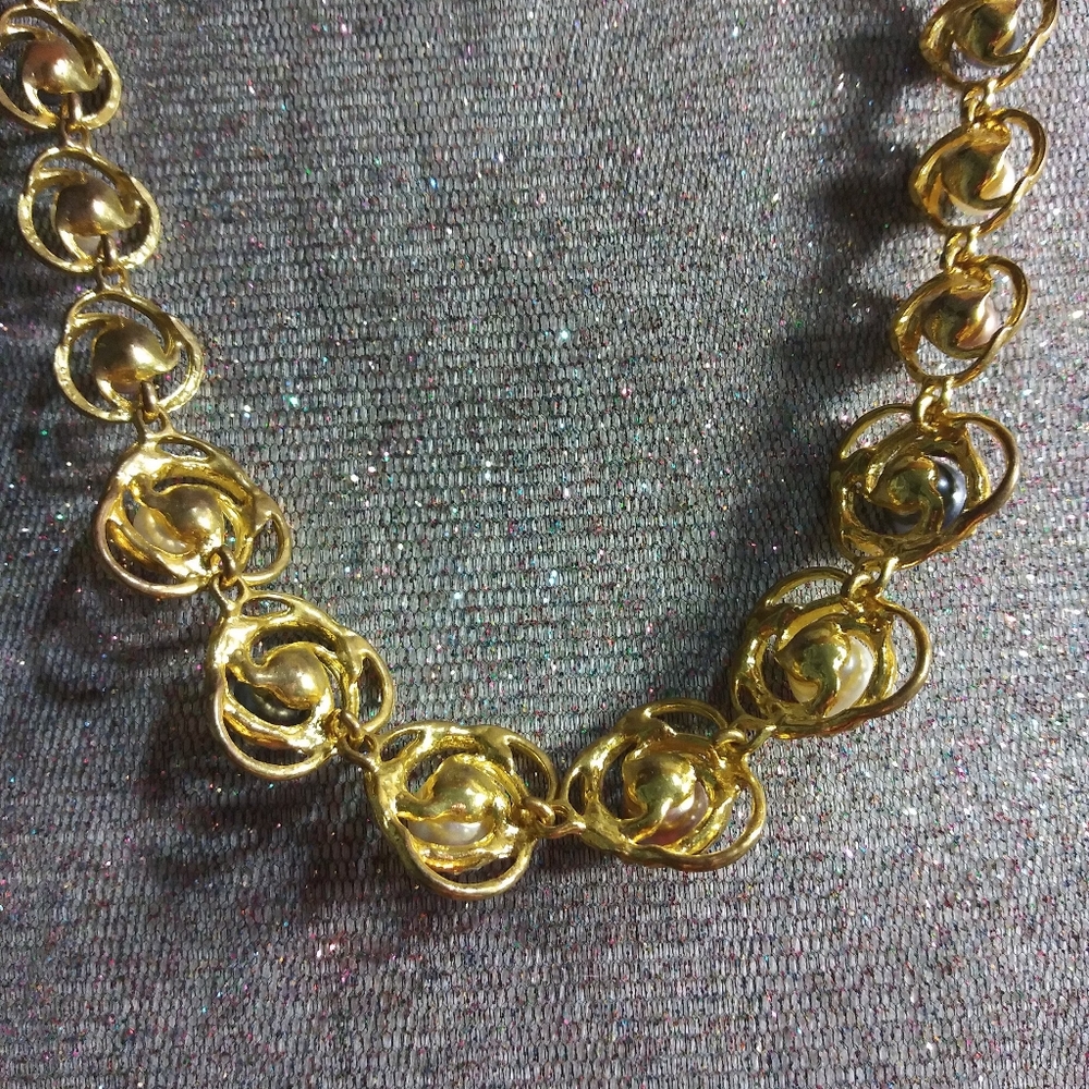 Tri colour gold tone and faux Pearl necklace. - Picture 5 of 6